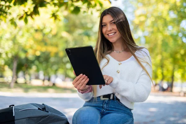 Parktaki Bankta Dijital Tablet Kullanan Genç Bir Kadın — Stok fotoğraf