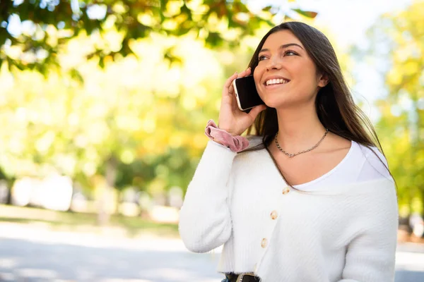 Jonge Vrouw Aan Telefoon Bij Een Park — Stockfoto