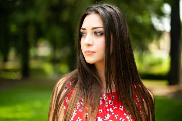 公園の中の若い美しい女性の屋外の肖像 — ストック写真