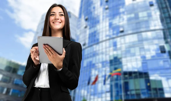 Empresária Sorridente Usando Tablet Digital Livre — Fotografia de Stock
