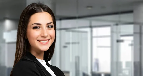 Uśmiechnięty Portret Bizneswoman Nowoczesnym Biurze — Zdjęcie stockowe