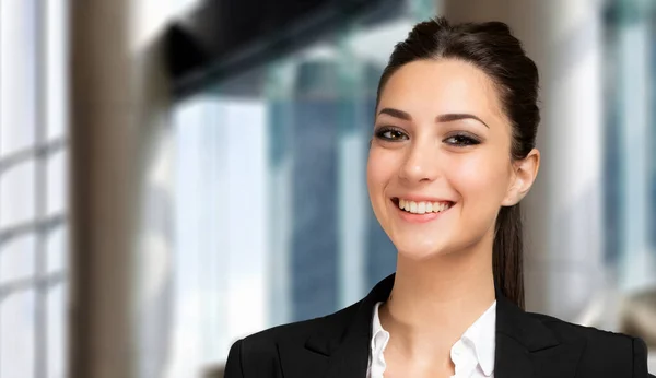 現代的なオフィスでの笑顔ビジネス女性の肖像画 — ストック写真