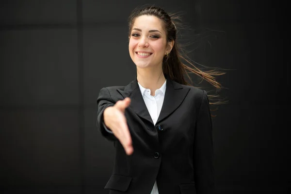 Jeune Femme Manager Vous Donnant Une Poignée Main — Photo