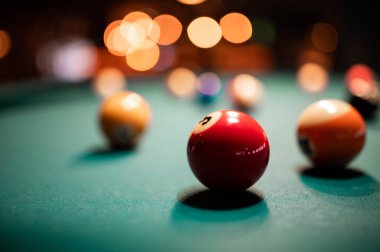 Bilardo toplarını bilardo masasında yakından çek.