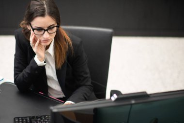 Ofiste bilgisayarını kullanan bir kadın.