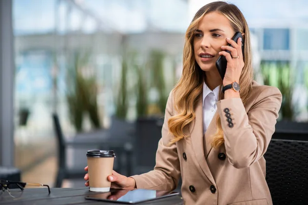 Ung Blond Affärskvinna Pratar Telefon Ett Café — Stockfoto