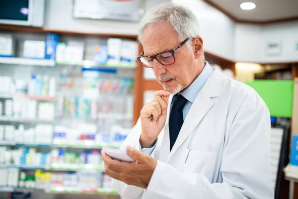 Retrato Farmacéutico Senior Que Busca Medicamento Mientras Lee Una Receta —  Fotos de Stock