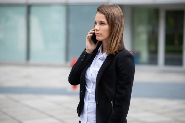 Portret Bizneswoman Rozmawiającej Przez Telefon — Zdjęcie stockowe