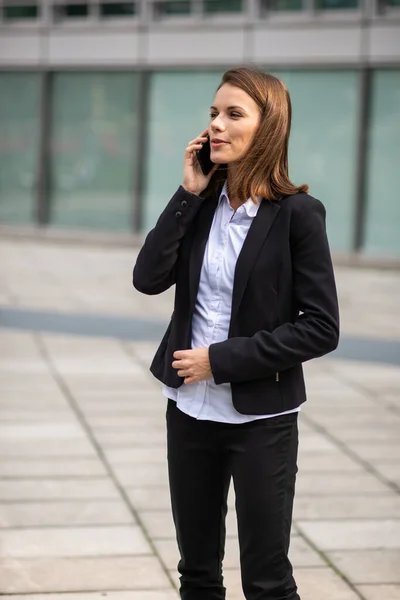 Młoda Bizneswoman Rozmawiająca Przez Telefon — Zdjęcie stockowe