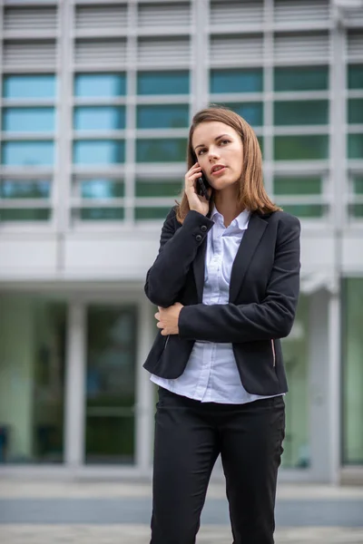 Junge Geschäftsfrau Telefoniert Mit Ihrem Handy — Stockfoto