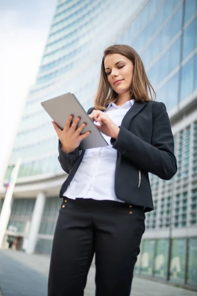 Portrait Young Businesswoman Using Tablet — Stock Photo, Image