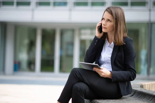 Bizneswoman Rozmawia Przez Telefon Podczas Korzystania Tabletu — Zdjęcie stockowe