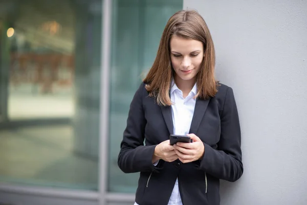 Leende Affärskvinna Med Smartphone Utomhuspool — Stockfoto
