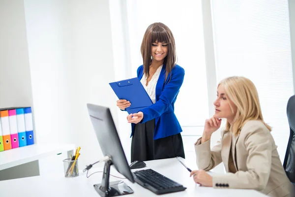 Geschäftsleute Bei Der Arbeit Büro Geschäftsfrauen Gespräch — Stockfoto