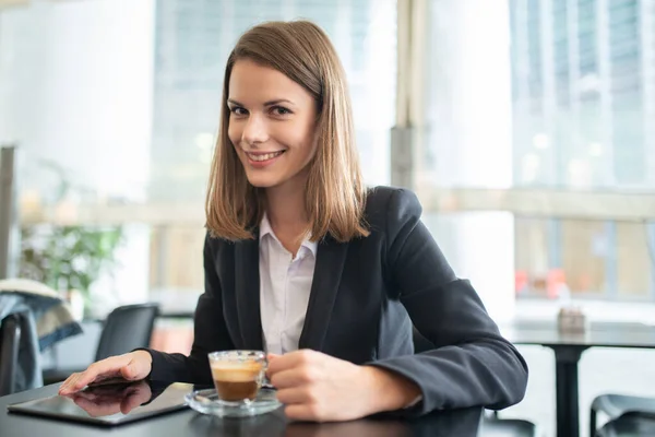Geschäftsfrau Trinkt Espresso Während Sie Ein Tablet Benutzt — Stockfoto