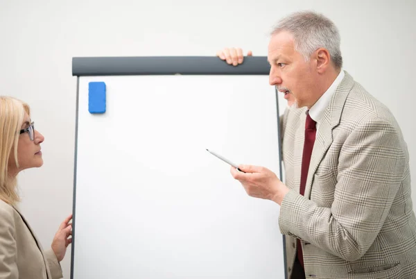 Zakenman Toont Gegevens Een Leeg Whiteboard Tijdens Een Vergadering — Stockfoto