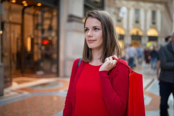 Mulher Vestida Vermelho Compras Enquanto Caminha Centro Cidade — Fotografia de Stock