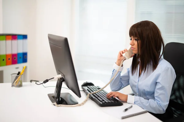 Bizneswoman Rozmawia Przez Telefon — Zdjęcie stockowe