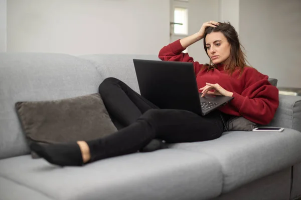 Woman Using Laptop While Relaxing Couch — Stock Photo, Image