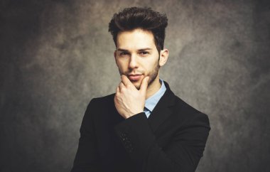 Düşünceli bir ifadeyle genç bir iş adamı