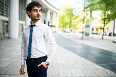 Genç bir iş adamı modern bir ortamda