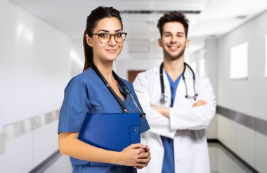 Hastanede gülümseyen iki doktor.