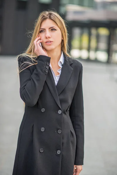 Молодая Блондинка Бизнесвумен Разговаривает Телефону Городской Улице — стоковое фото