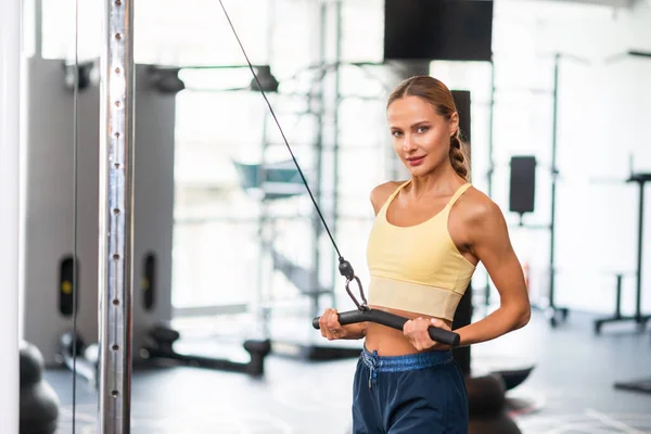 Vrouw Met Behulp Van Een Machine Trainen Een Sportschool — Stockfoto