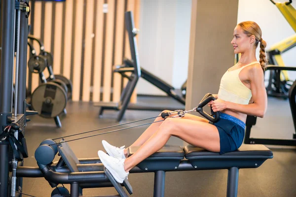 Jonge Vrouw Traint Het Roeiapparaat Trainings Fitnessconcept — Stockfoto