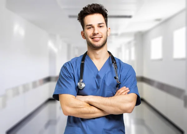 Άνδρας Νοσοκόμος Χαμογελά Στο Διάδρομο Του Νοσοκομείου — Φωτογραφία Αρχείου