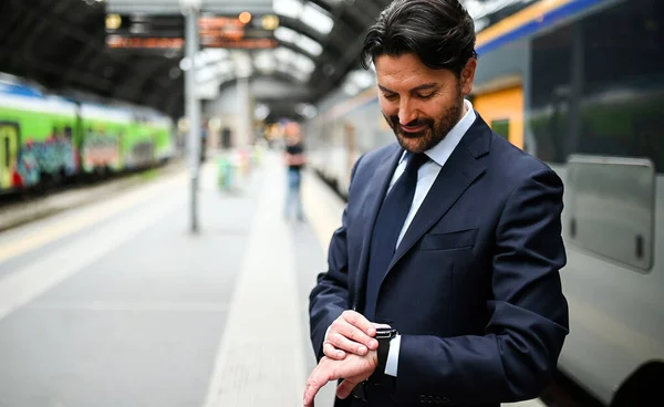 Homem Que Verifica Tempo Uma Estação Trem — Fotografia de Stock