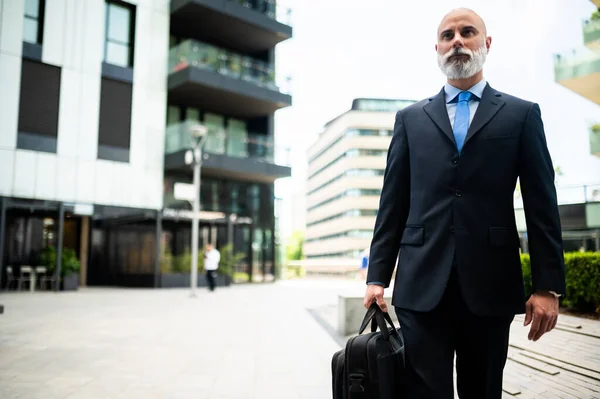 Sênior Elegante Homem Negócios Careca Andando Com Sua Bolsa — Fotografia de Stock