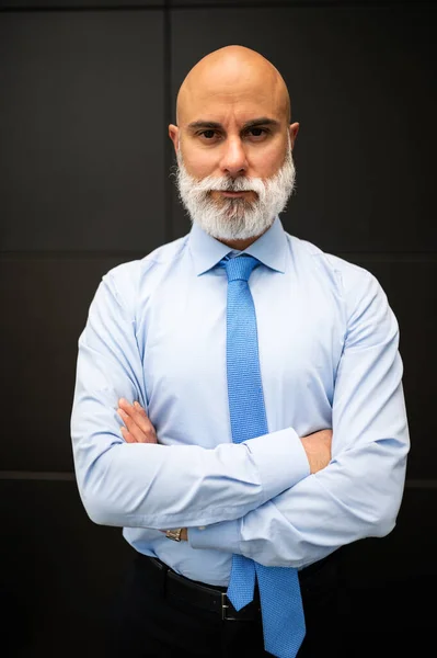 典雅的秃头商人肖像画 白色胡子 双臂交叉 — 图库照片