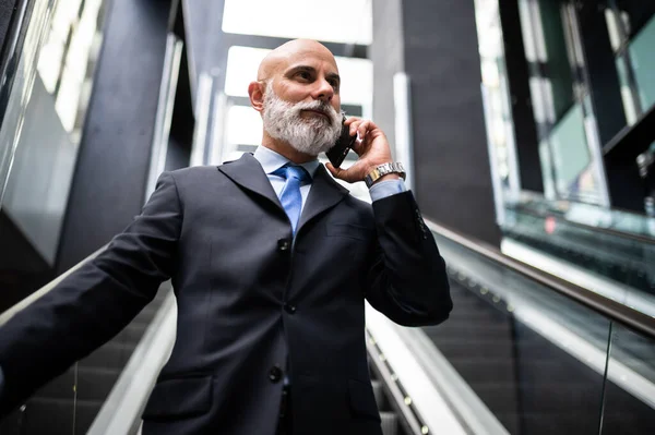 Stilvoller Seniorchef Telefoniert Auf Der Treppe — Stockfoto