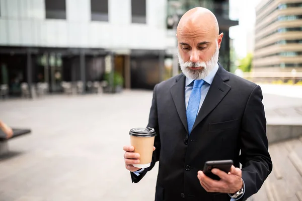 Stilvoller Senior Glatzkopf Mit Weißem Bart Nutzt Sein Smartphone Freien — Stockfoto