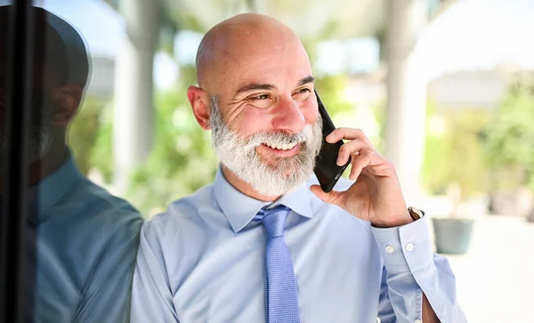 Κομψός Ανώτερος Διευθυντής Στο Τηλέφωνο Φαίνεται Χαρούμενος — Φωτογραφία Αρχείου