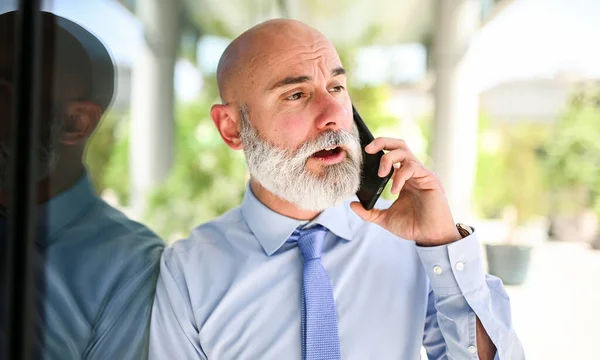 Stylowy Starszy Menedżer Przez Telefon Wygląda Szczęśliwego — Zdjęcie stockowe