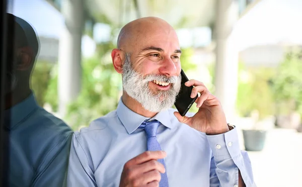 Κομψός Ανώτερος Διευθυντής Μιλάει Στο Τηλέφωνο Φαίνεται Χαρούμενος — Φωτογραφία Αρχείου