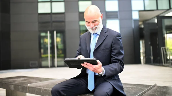 Stilfuld Manager Ved Hjælp Sin Tablet Sidder Bænk Udendørs Moderne - Stock-foto