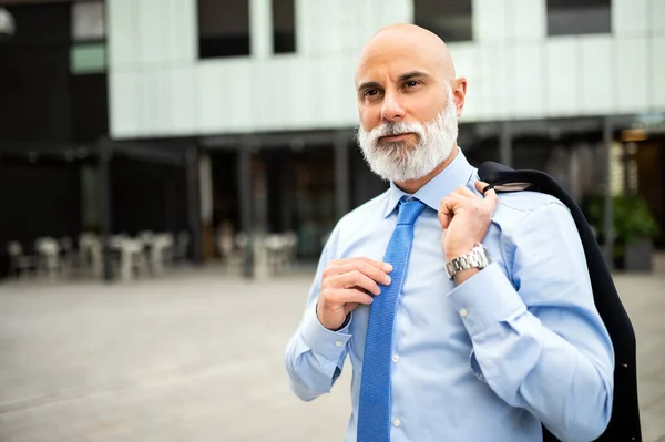 Reife Glatze Stilvolle Geschäftsmann Porträt Mit Weißem Bart Freien Hält — Stockfoto