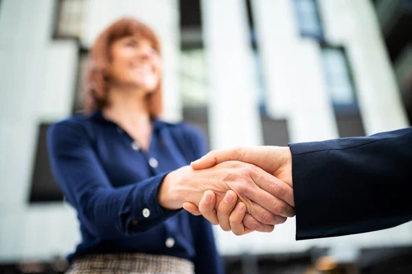 Business People Shaking Hands Outdoor — Stock Photo, Image