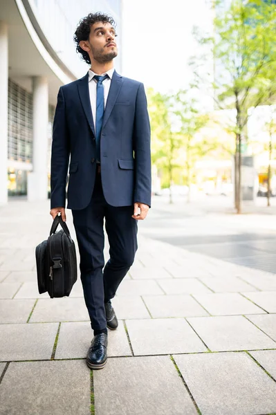 Επιχειρηματίας Περπατά Την Τσάντα Του — Φωτογραφία Αρχείου