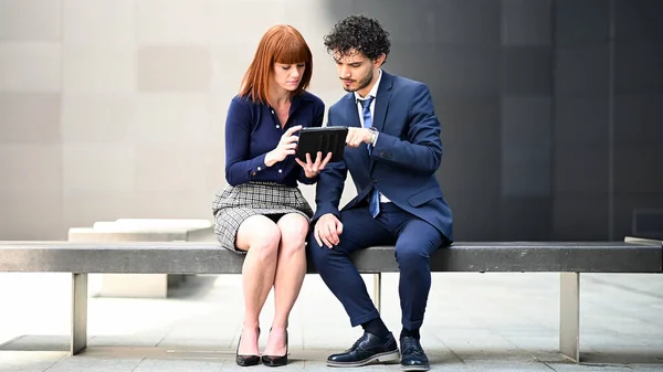 Dois Colegas Negócios Usando Tablet Livre Sentado Banco — Fotografia de Stock