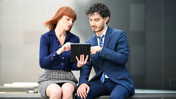 Zwei Geschäftskollegen Sitzen Mit Einem Tablet Freien Auf Einer Bank — Stockfoto