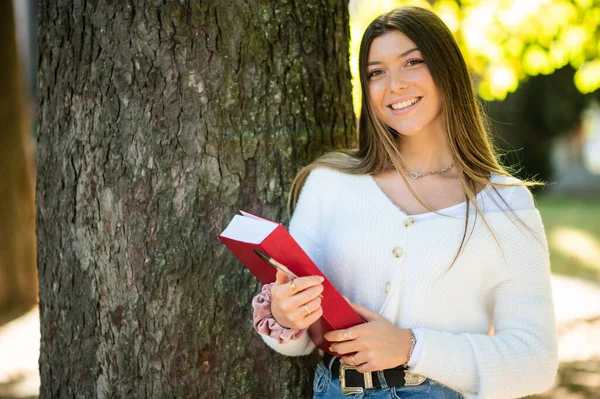 Estudiante Sosteniendo Libro Aire Libre Parque Cerca Árbol —  Fotos de Stock