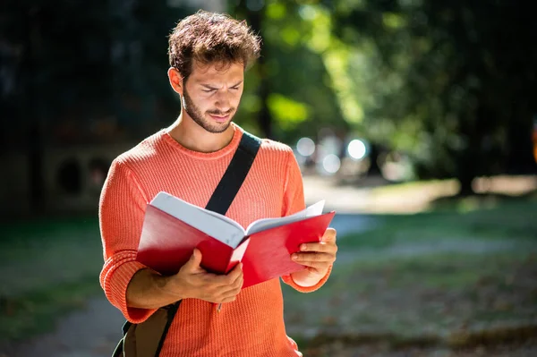 Student Reading Book Outdoor College Courtyard — Stockfoto