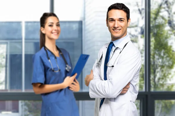 Ein Arzt Und Eine Krankenschwester Lächeln Einem Modernen Krankenhaus — Stockfoto