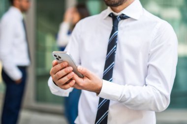 Bir grup meslektaşın önünde gülümseyen iş adamı, takım çalışması konsepti. Görünürde yüz yok, isimsiz resim