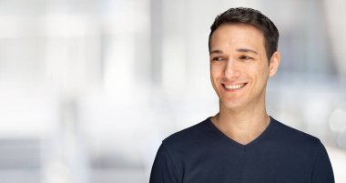 Beyaz arka planda izole edilmiş genç adam portresi. 