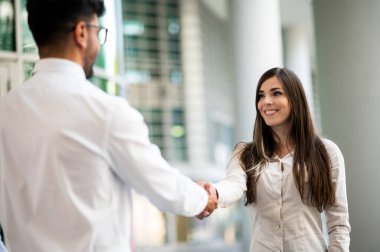 İş adamları dışarıda el sıkışıyor.